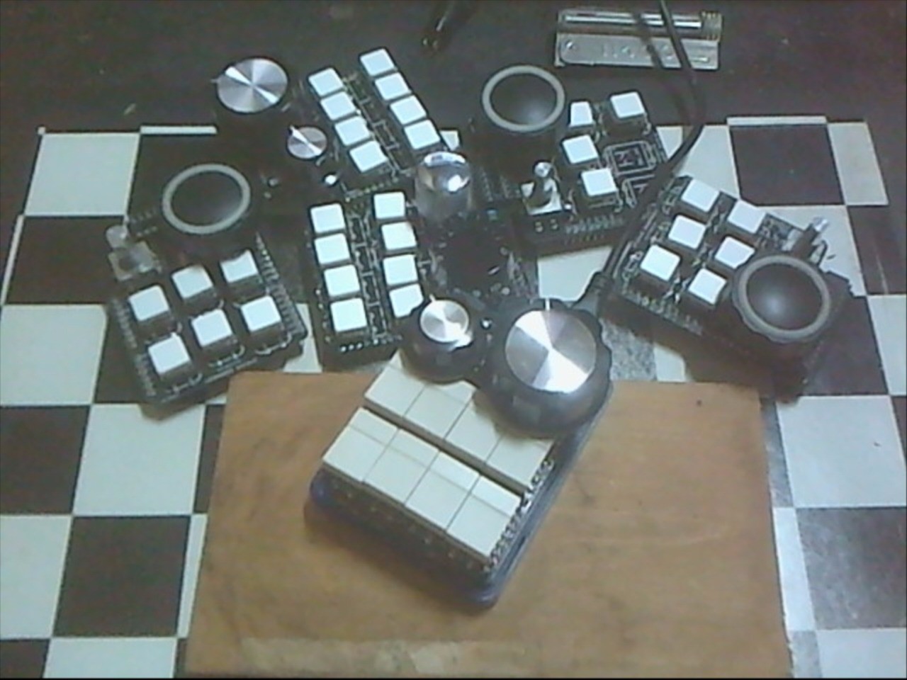 ばく 自作左手デバイス6号機 Usbのゲームパッドはホイールの処理 2ビット電圧x2 との両立が難しいの Pawoo